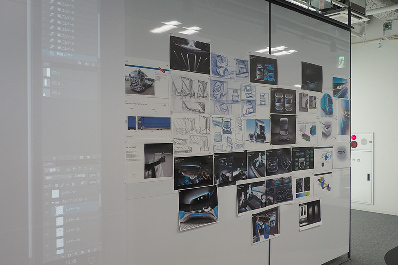 スケッチも壁に貼られている