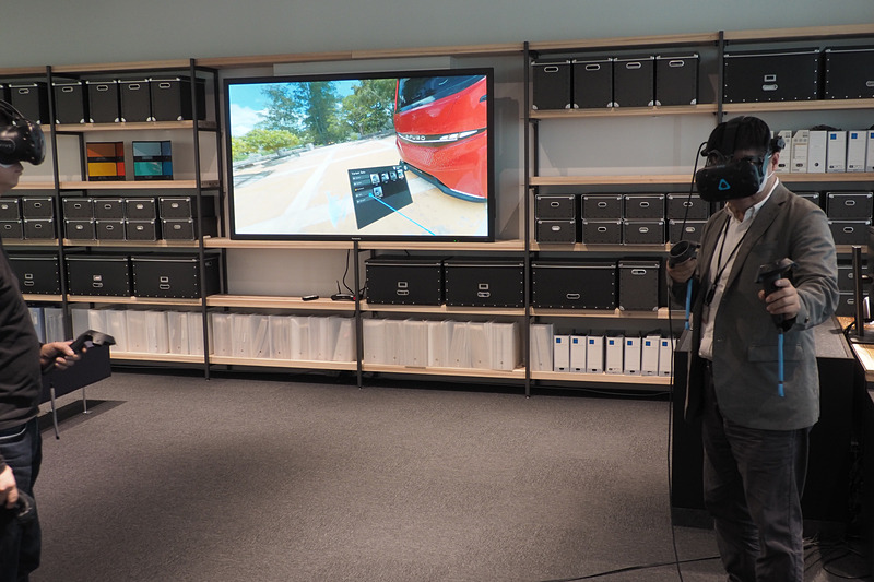 クルマの色が赤になった。周囲の空間とのバランスや映り込みまで確認できる