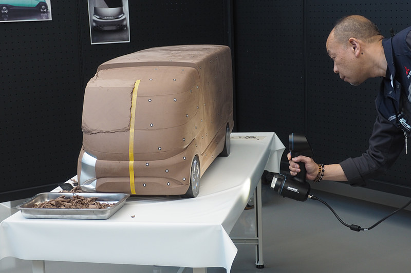 点を打ち、スキャナーで形状を測定している