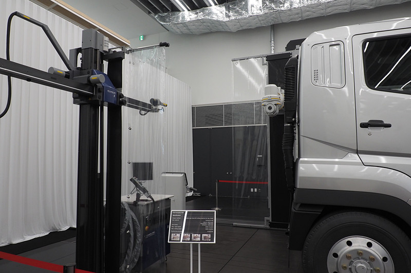 クレイモデルを削り出す機械も用意してある