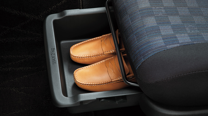 助手席下にも小物入れスペースが備わる