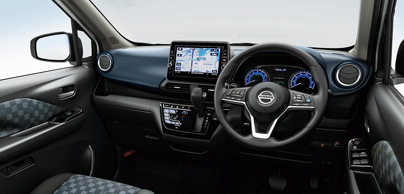 ブラックを基調にブルーをインサートした「エボニー」（シート地：トリコット）