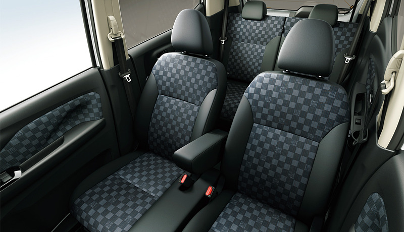 ブラックを基調にブルーをインサートした「エボニー」（シート地：トリコット）