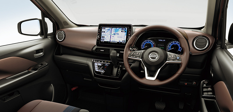 ブラックとブラウンのコンビネーションにミント系のアクセントを加えたオプションの「プレミアムコンビネーションインテリア」（シート地：合皮/トリコット）