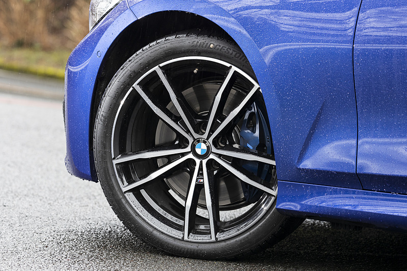 オプションの19インチ M ライト・アロイ・ホイール・ダブルスポーク・スタイリング791M バイ・カラー（ジェットブラック）を装着。組み合わせるタイヤはブリヂストン「TURANZA」のランフラット。タイヤサイズはフロント225/40 R19、リア255/35 R19