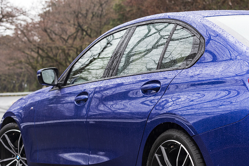 サイドのキャラクターラインを低い位置に配して光と影を強調