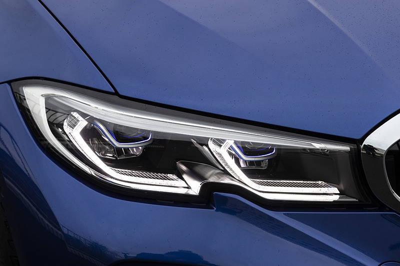 ヘッドライトには従来の約2倍に相当する距離を照射可能なオプションの「BMWレーザー・ライト」を装備