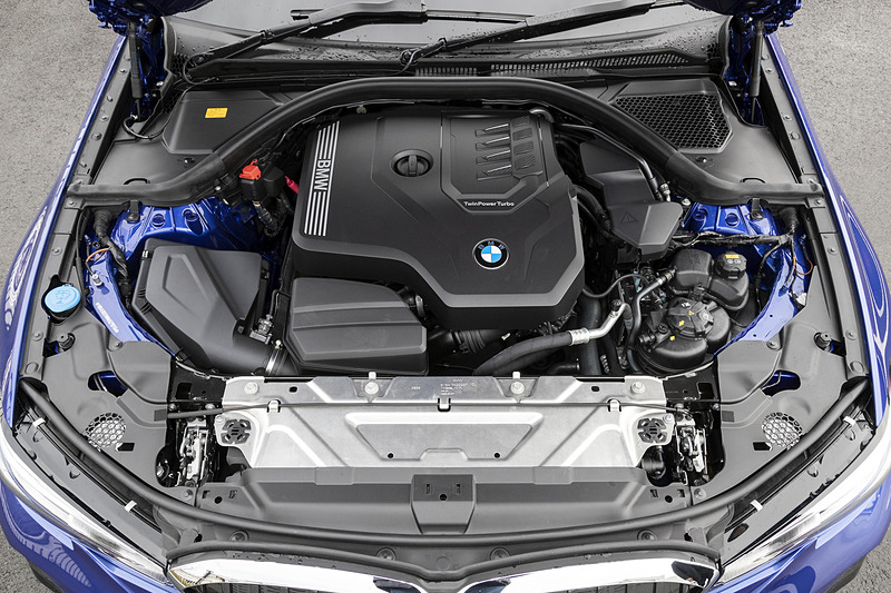 試乗した330i M Sportは最高出力190kW(258PS)/5000rpm、最大トルク400Nm(40.8kgfm)/1550-4400rpmを発生する直列4気筒DOHC 2.0リッターツインスクロールターボ「B48B20B」型エンジンを搭載。日本専用仕様となる320iは同じB48B20B型エンジンでありながら、最高出力135kW(184PS)/5000rpm、最大トルク300Nm(30.6kgfm)/1350-4000rpmにデチューンされる。組み合わせるトランスミッションはZF製の8速AT。JC08モード燃費は15.7km/L、WLTCモード燃費は13.2km/L