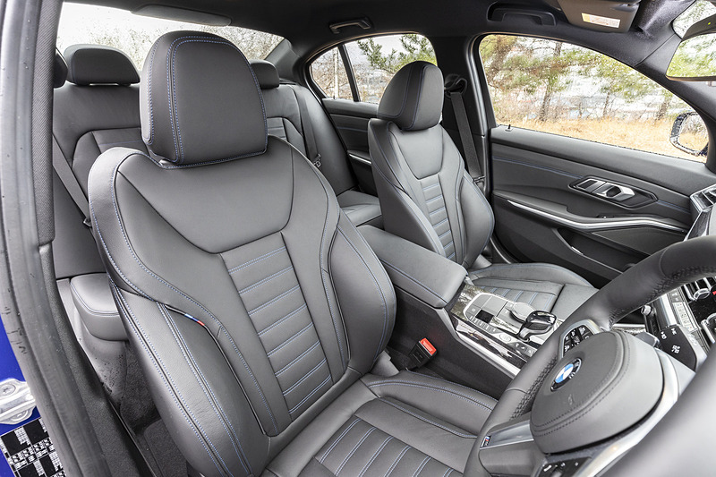 試乗車のシート表皮はオプションのヴァーネスカ・レザー（ブルー・ステッチ付）。ホイールベースを延長したことにより、リアシートの足下が拡大した