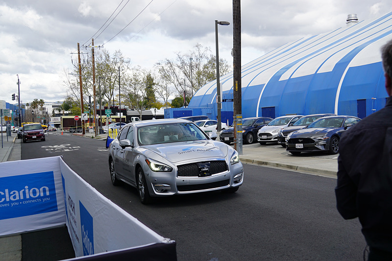 スマホを操作するオーナーの前にクルマがやってくる