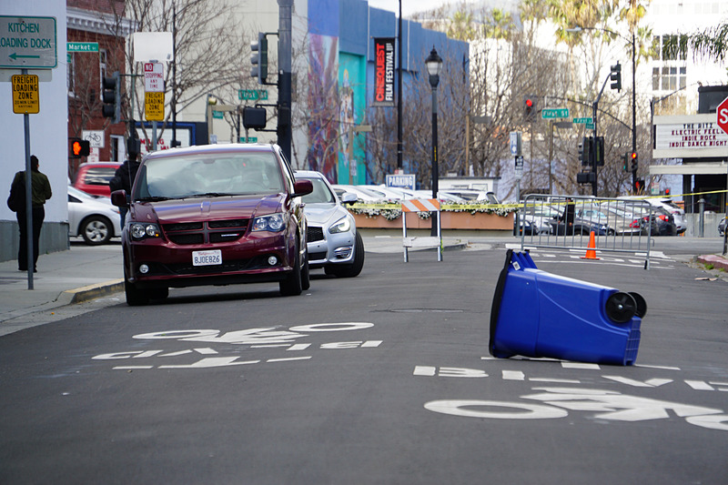 縦列駐車の場所から呼び出しスタート。道路上に転がっているごみ箱を自動的に回避する