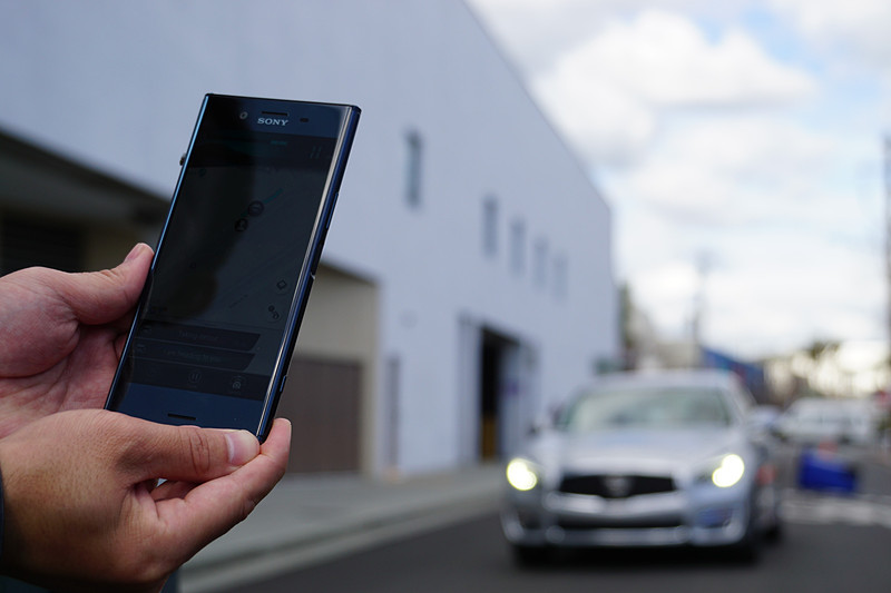 スマートフォンを使って駐車位置からクルマを呼び出すことができる