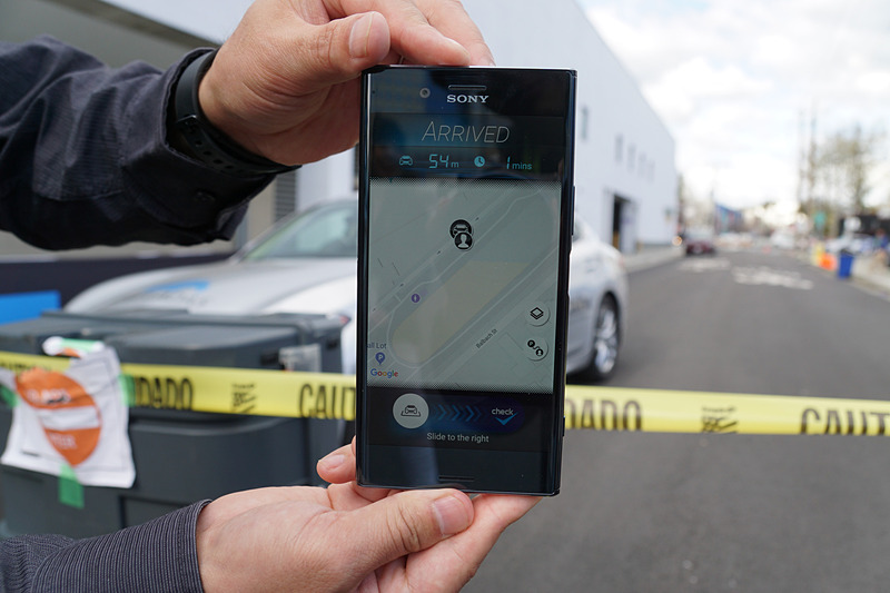 スマートフォンを使って駐車位置からクルマを呼び出すことができる