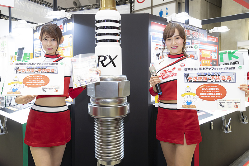 ブースに華を添える「プラグチェッカーズ」。左は浅見碧さん、右が平野絢子さん