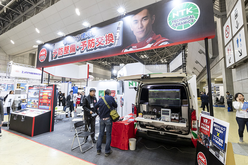 資料展示とセミナーのほかに、全国をまわるサービスバンを展示。プラグの劣化を波形でチェックできる装置やプラグの締め付けトルクを体験するコーナー、それにVRを使ったプラグ交換体験コーナーを設けていた