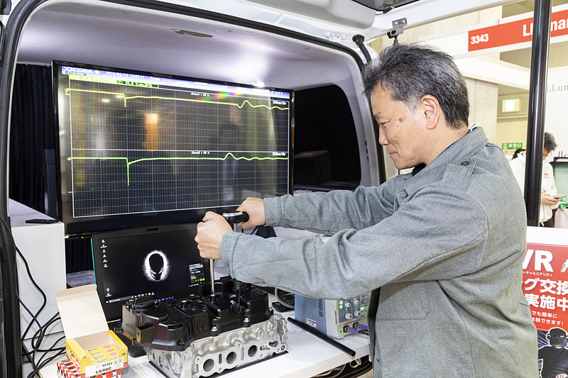 資料展示とセミナーのほかに、全国をまわるサービスバンを展示。プラグの劣化を波形でチェックできる装置やプラグの締め付けトルクを体験するコーナー、それにVRを使ったプラグ交換体験コーナーを設けていた