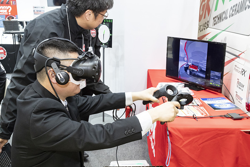 資料展示とセミナーのほかに、全国をまわるサービスバンを展示。プラグの劣化を波形でチェックできる装置やプラグの締め付けトルクを体験するコーナー、それにVRを使ったプラグ交換体験コーナーを設けていた