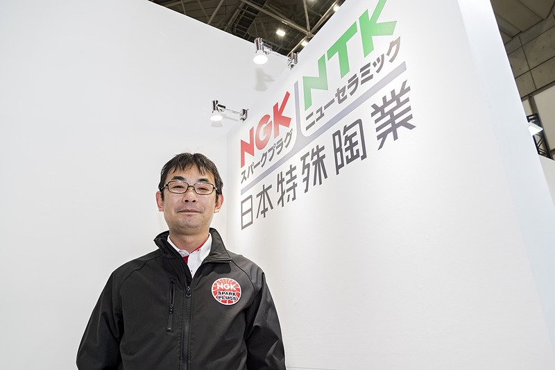 日本特殊陶業株式会社 自動車営業本部 国内市販部 広告宣伝課の尾成義和氏は、「プラグは長寿命化していますが無交換でいいパーツではありません。でも、長寿命であるほど交換の意識を持ちにくいものです。そこで『予防整備・予防交換』のテーマを揚げることで、市場に対してプラグやコイルは早めの交換が必要というメッセージをお伝えしていきたいと思っています」と語った