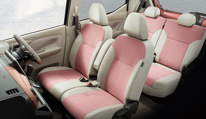 ボレロのインテリア。モーヴピンクとホワイトでコーディネートしたソフトレザー調＆トリコットのコンビネーションシートとともに、インストルメントパネルや本革巻きステアリングに落ち着きのあるブラウンピンクを採用