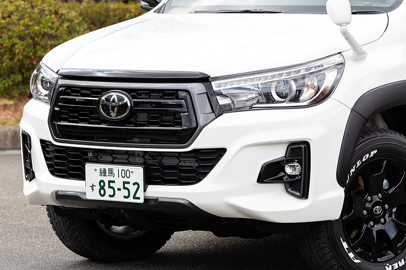 Z“Black Rally Edition”はハイラックスの上級グレード「Z」をベースに、専用デザインのアルミホイールやフロントグリル、バンパーなど採用し、これらをブラック塗装で統一。また、4輪の存在感を強調するブラック塗装のオーバーフェンダーや18インチのホワイトレタータイヤ（265/60 R18）、ブラックメタリック塗装のドアミラー＆アウトサイドドアハンドル、ブラック塗装のテールゲートハンドル、グレー塗装のリアバンパーなどによってベース車との差別化を図っている