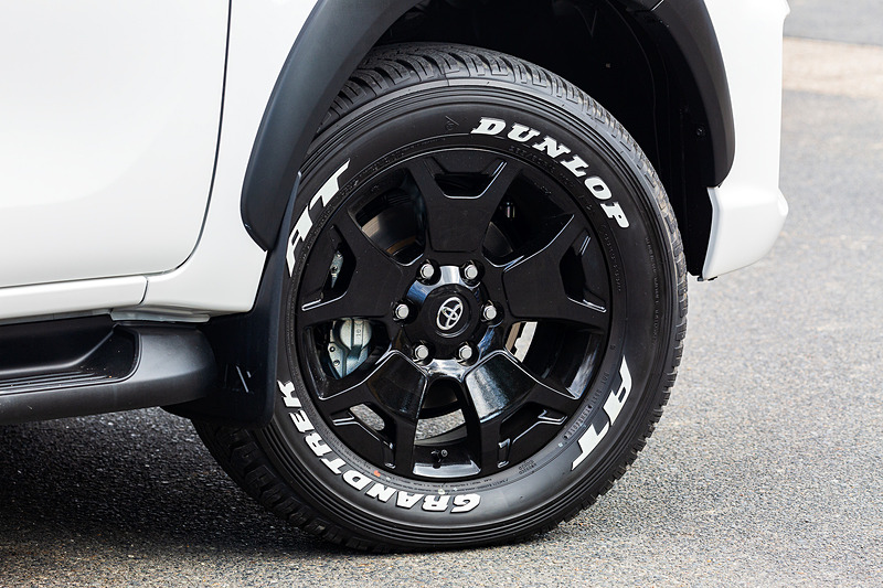 Z“Black Rally Edition”はハイラックスの上級グレード「Z」をベースに、専用デザインのアルミホイールやフロントグリル、バンパーなど採用し、これらをブラック塗装で統一。また、4輪の存在感を強調するブラック塗装のオーバーフェンダーや18インチのホワイトレタータイヤ（265/60 R18）、ブラックメタリック塗装のドアミラー＆アウトサイドドアハンドル、ブラック塗装のテールゲートハンドル、グレー塗装のリアバンパーなどによってベース車との差別化を図っている