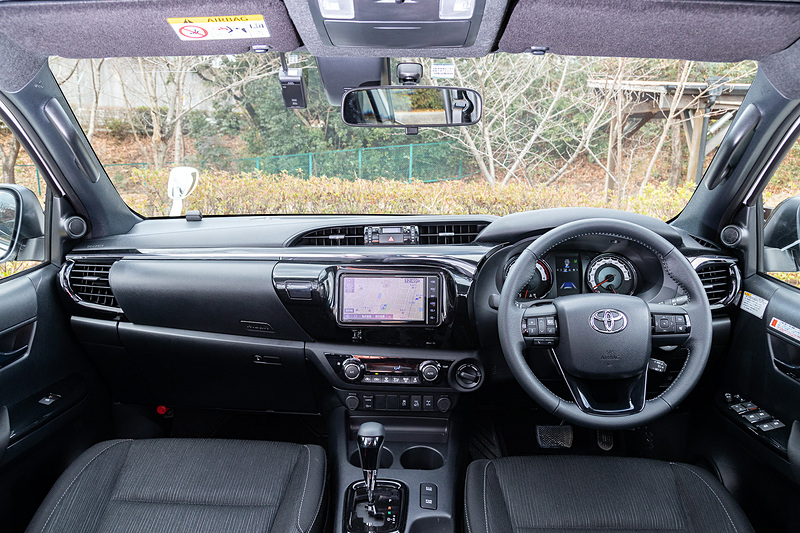 インテリアではオプティトロンメーターに専用デザインが与えられるとともに、ステアリングホイール、ダッシュボード、ドアトリム、サイドレジスター、シフトレバーベゼルなどにブラックメタリック加飾を設定。ルーフヘッドライニングやピラーガーニッシュ、ルームパーテーション、バックパネルトリムなどは、通常のホワイト系からブラックに変更されている