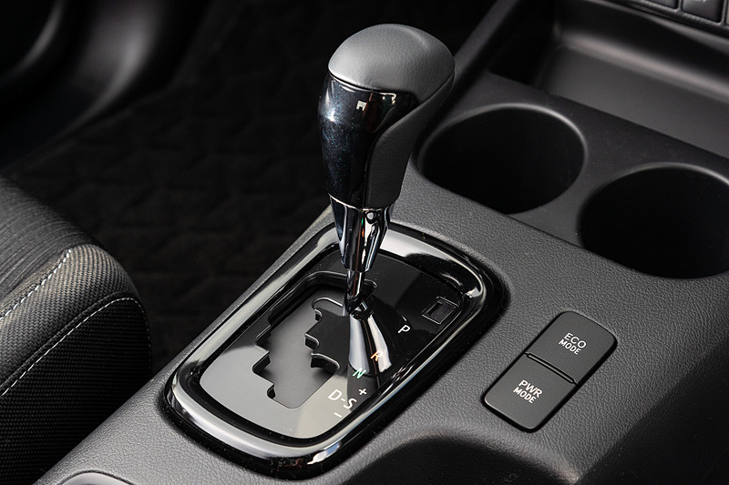 インテリアではオプティトロンメーターに専用デザインが与えられるとともに、ステアリングホイール、ダッシュボード、ドアトリム、サイドレジスター、シフトレバーベゼルなどにブラックメタリック加飾を設定。ルーフヘッドライニングやピラーガーニッシュ、ルームパーテーション、バックパネルトリムなどは、通常のホワイト系からブラックに変更されている