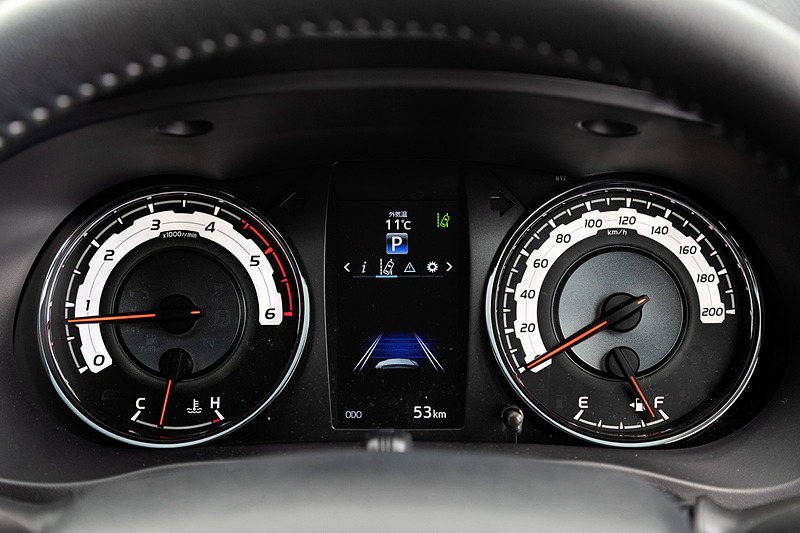 インテリアではオプティトロンメーターに専用デザインが与えられるとともに、ステアリングホイール、ダッシュボード、ドアトリム、サイドレジスター、シフトレバーベゼルなどにブラックメタリック加飾を設定。ルーフヘッドライニングやピラーガーニッシュ、ルームパーテーション、バックパネルトリムなどは、通常のホワイト系からブラックに変更されている