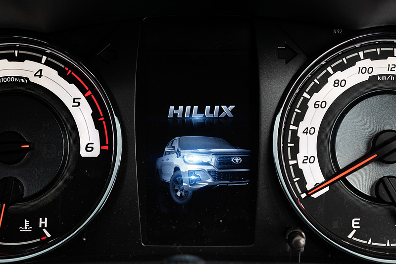 インテリアではオプティトロンメーターに専用デザインが与えられるとともに、ステアリングホイール、ダッシュボード、ドアトリム、サイドレジスター、シフトレバーベゼルなどにブラックメタリック加飾を設定。ルーフヘッドライニングやピラーガーニッシュ、ルームパーテーション、バックパネルトリムなどは、通常のホワイト系からブラックに変更されている