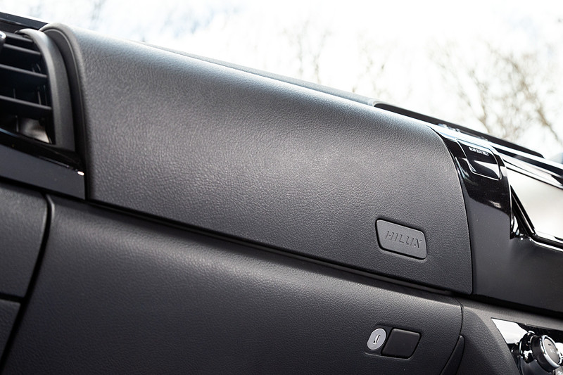 インテリアではオプティトロンメーターに専用デザインが与えられるとともに、ステアリングホイール、ダッシュボード、ドアトリム、サイドレジスター、シフトレバーベゼルなどにブラックメタリック加飾を設定。ルーフヘッドライニングやピラーガーニッシュ、ルームパーテーション、バックパネルトリムなどは、通常のホワイト系からブラックに変更されている