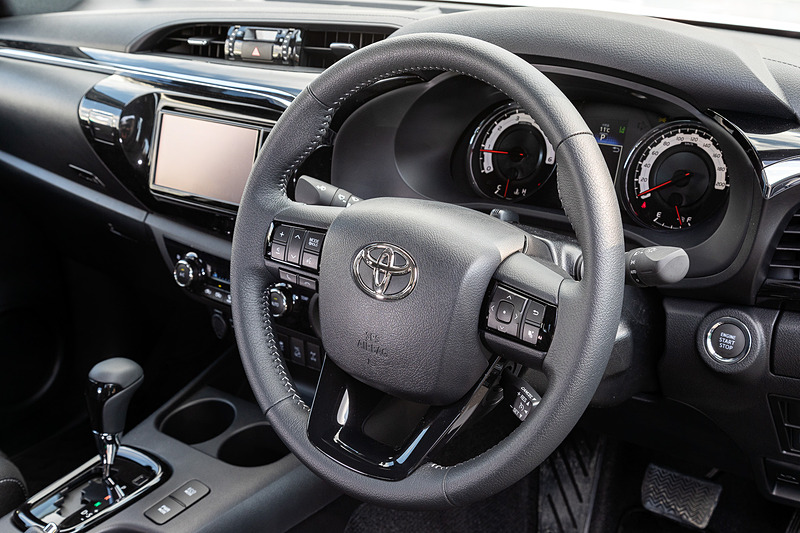 インテリアではオプティトロンメーターに専用デザインが与えられるとともに、ステアリングホイール、ダッシュボード、ドアトリム、サイドレジスター、シフトレバーベゼルなどにブラックメタリック加飾を設定。ルーフヘッドライニングやピラーガーニッシュ、ルームパーテーション、バックパネルトリムなどは、通常のホワイト系からブラックに変更されている