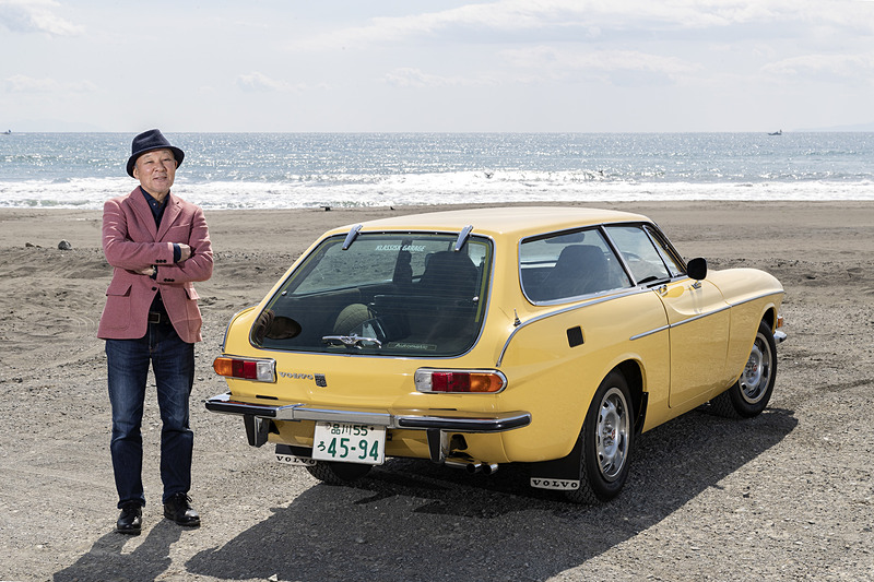 筆者とリアビューが印象的なボルボ「1800ES」