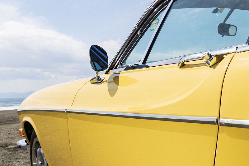 ドア後方に向けてキックアップするウエストラインが与えられている