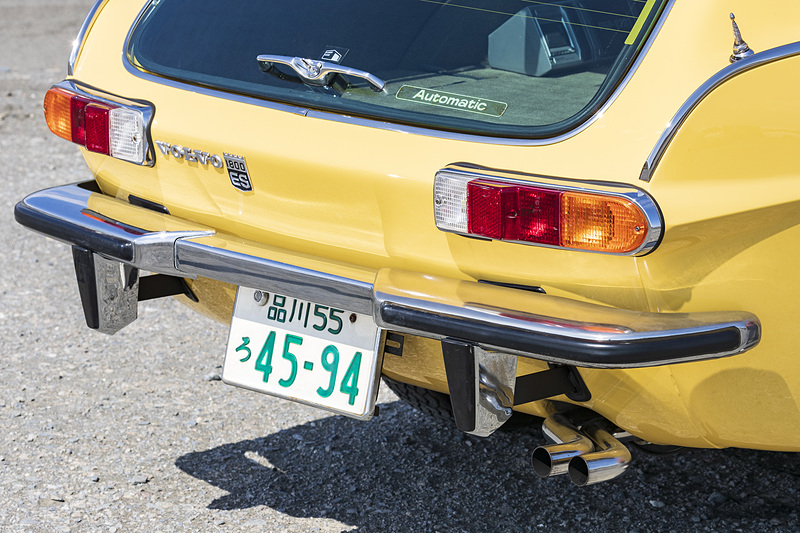 リアバンパーのクロームメッキも、約半世紀の歴史を持つ車両とは思えないコンディション。ガラスハッチに「Automatic」のステッカーが誇らしげに貼られている