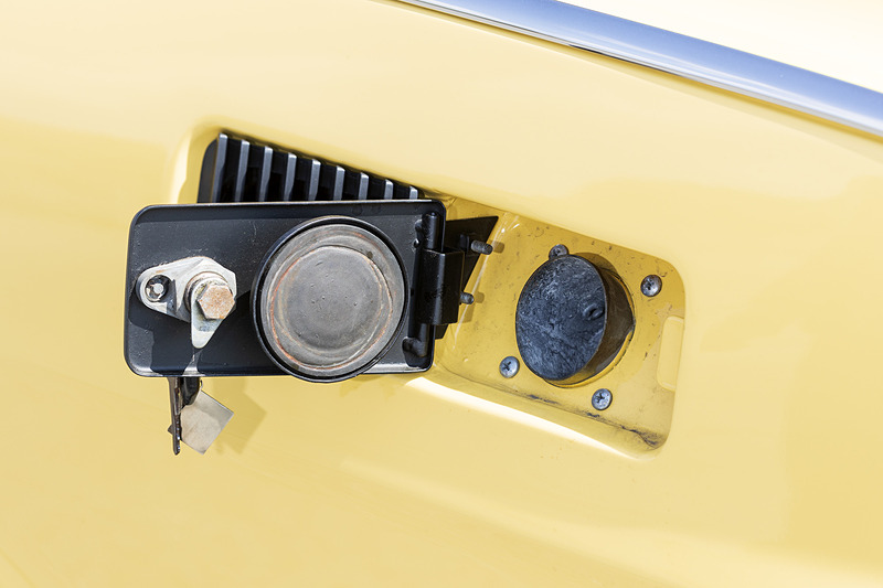 給油口はフューエルリッドが内側のキャップを兼ねる構造で、現代の欧州車でも採用されているキャップレススタイルとなっている