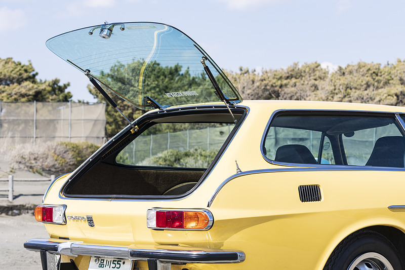 ガラスハッチのガスダンパーもしっかり機能を果たしている。広い開口部も魅力的だ