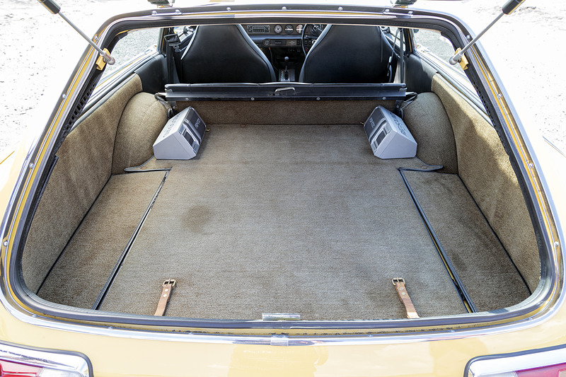 奥行きのあるラゲッジルーム。フロアボードの下がサブトランクになっている