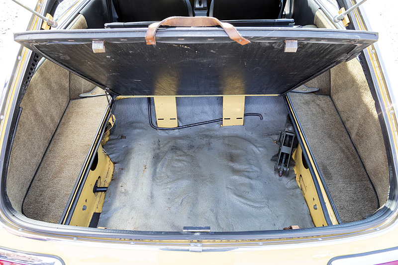 奥行きのあるラゲッジルーム。フロアボードの下がサブトランクになっている