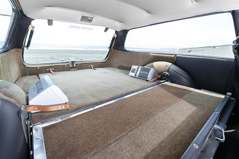 リアシートは背もたれが一体で前方に倒れ、荷室容量の拡大が可能