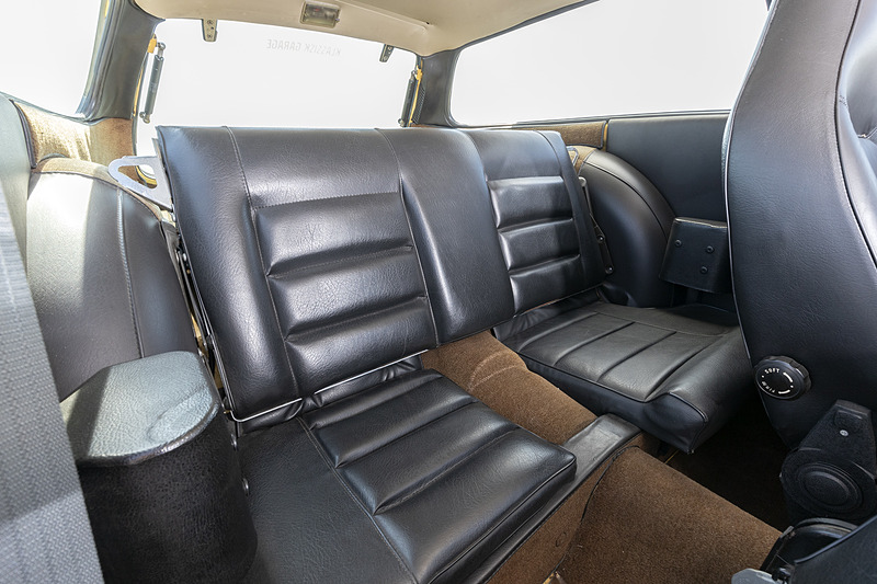 座面の長い助手席後方側（写真右側）が乗員スペース。運転席の後ろは荷物置き場として利用されていたとのこと