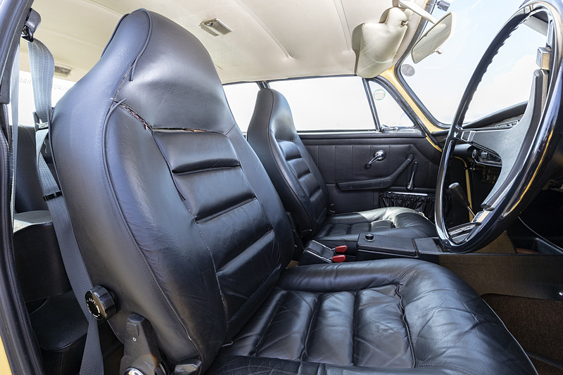 フロントシートはヘッドレスト一体型のバケットシート