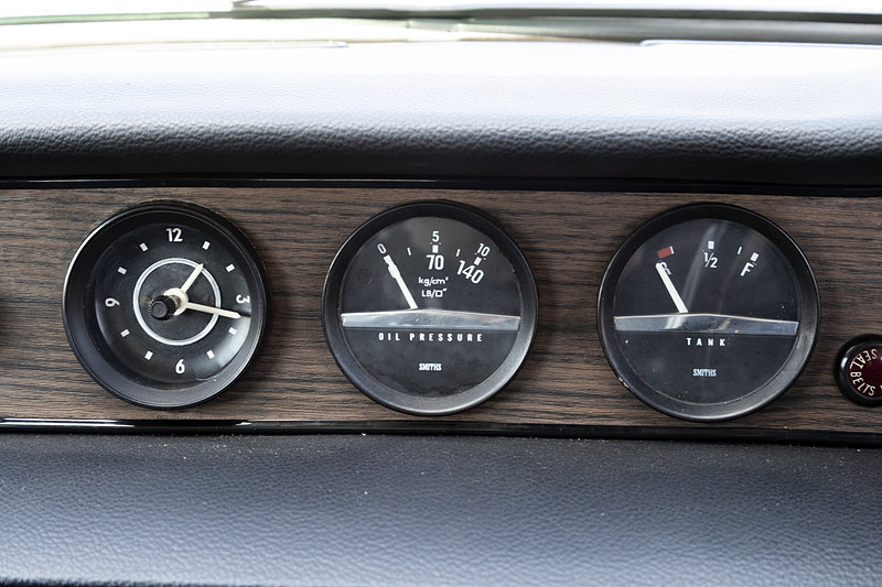 インパネ中央の3連メーター。左からアナログ時計、油圧計、燃料計