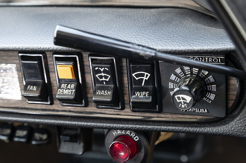 ステアリング左奥にワイパーなどのスイッチ類を配置