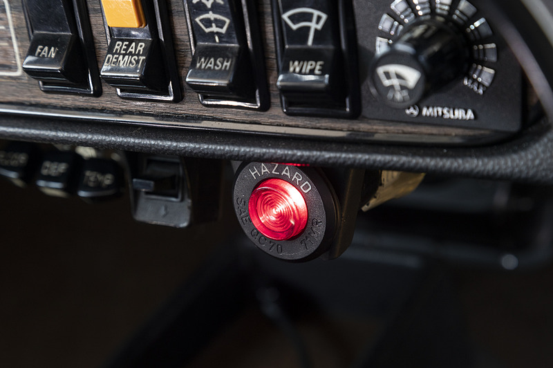 ハザードスイッチは押すと赤く点灯する