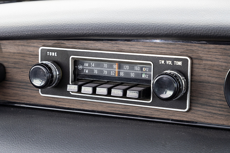 アナログ表示のラジオが助手席前方に置かれている