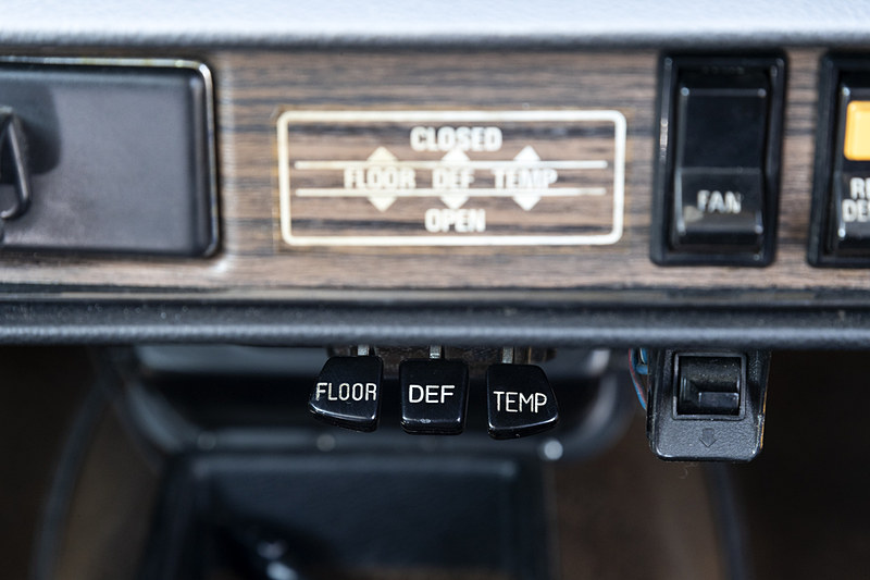 アナログ表示のラジオが助手席前方に置かれている