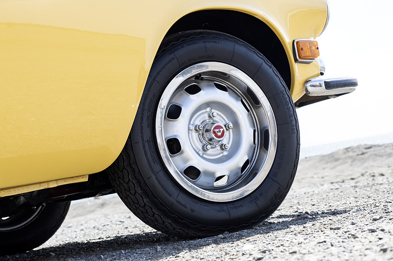 ミシュランがクラシックモデル用に再生産した「XWX」を装着。タイヤサイズは185/70 VR15