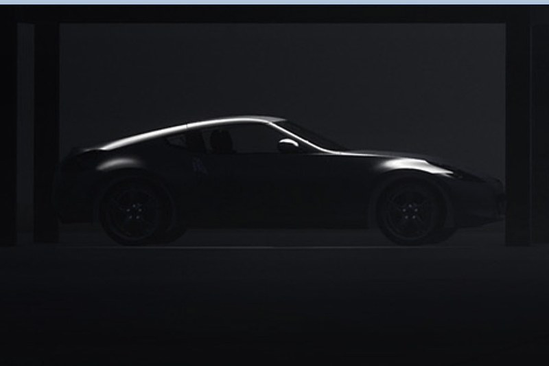 微妙にシルエットが隠された現行モデルに寄ってみた