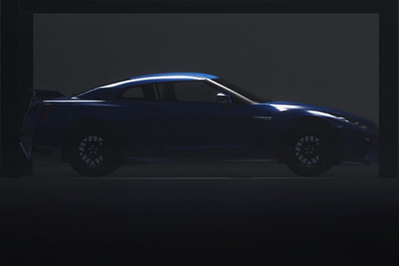 微妙にシルエットが隠された現行モデルに寄ってみた