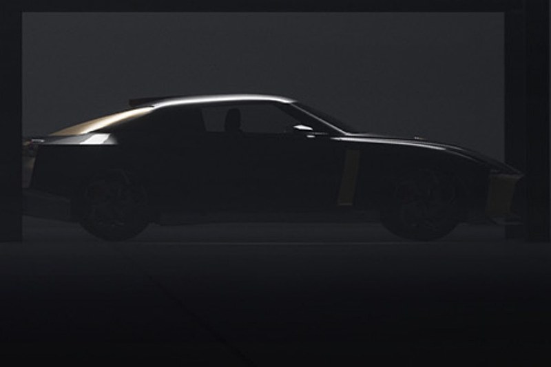 微妙にシルエットが隠された現行モデルに寄ってみた